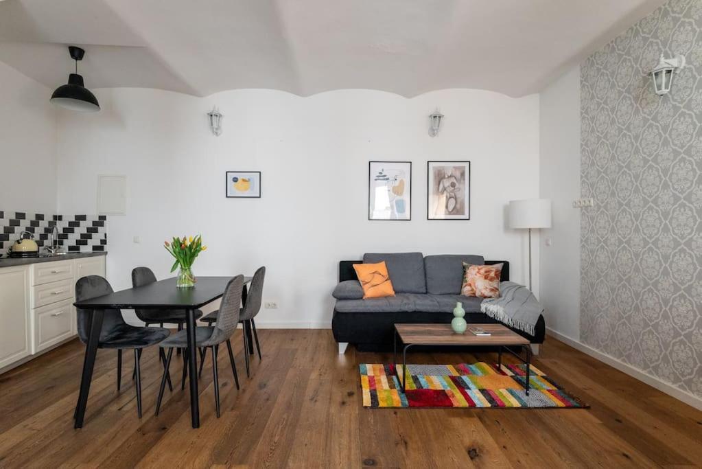 Apartamento Neat 1Br Duplex By Metro And Center By Hm Viena Exterior foto