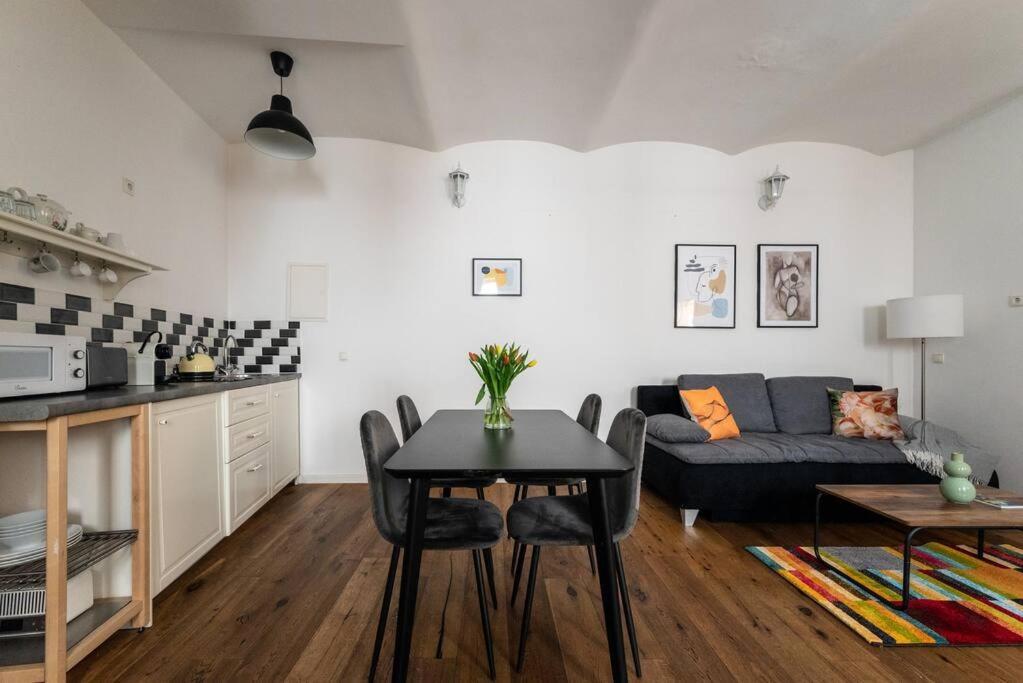 Apartamento Neat 1Br Duplex By Metro And Center By Hm Viena Exterior foto
